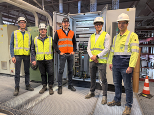 Case study ATS en Danfoss Drives bij MCAM, vlnr: Koen Schiettekat (Danfoss), Kurt Muylaert (Danfoss, Michiel Vanderperre (MCAM), Gianni De Greve (ATS) en Frederik Laevens (ATS)