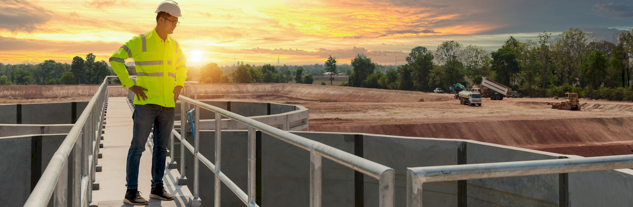 Man at new waterplant - Danfoss Drives iC7-Aqua at Aquarama