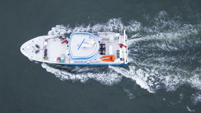 在开阔水域的 Skulebas 号船舶