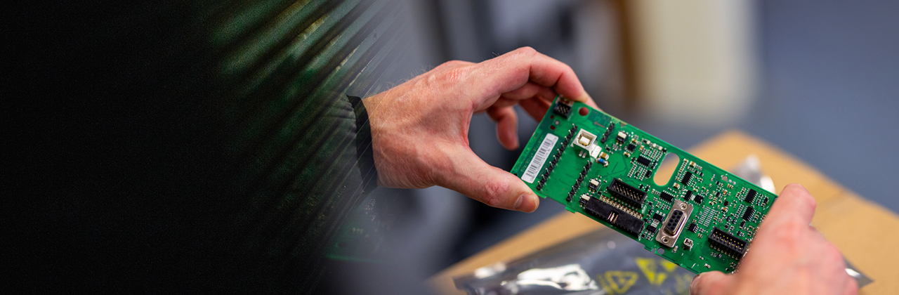 Pessoa coletando peças de reposição em uma fábrica da Danfoss