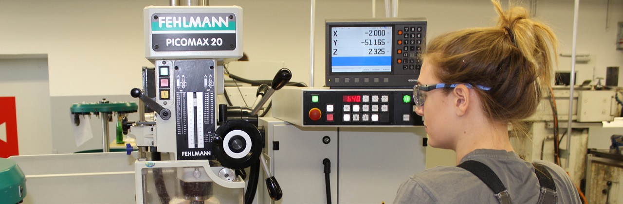 Auszubildende arbeitet an einer Maschine im Danfoss Werk Neumünster
