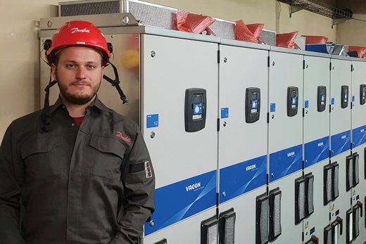 Figure 1 L'ingénieur d'application Adam Blažek, responsable de la mise en œuvre et de la mise en service des variateurs VACON® NXP, est extrêmement satisfait des performances des VACON® NXP .