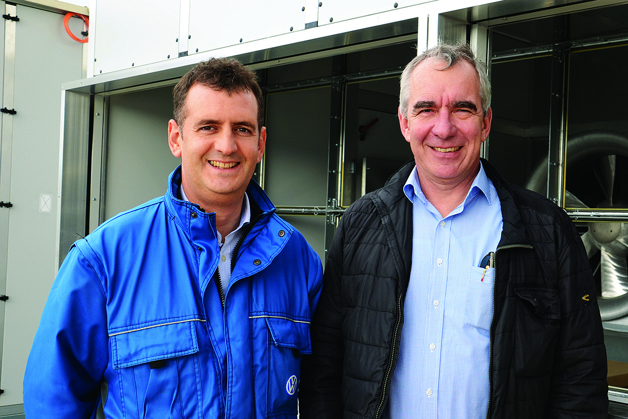 La nueva tecnología de AHU de última generación instalada en Volkswagen cumplió todas las expectativas de Asier Matorell, Director de Planificación de Fábrica en Volkswagen Navarra (izq.) y Axel Rossmannek, Jefe de Planificación de Suministro en Volkswagen Wolfsburg.