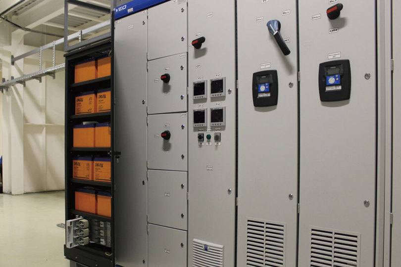 Descubra cómo los sistemas de respaldo de CC flexibles y potentes garantizan un funcionamiento ininterrumpido en esta central eléctrica rusa, a pesar de las caídas en la tensión de alimentación