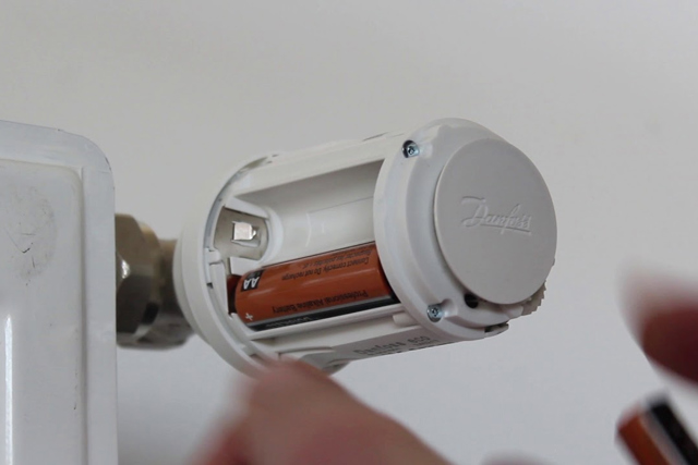 Video: Hur du byter batterier i Danfoss Eco™ elektronisk radiatortermostat