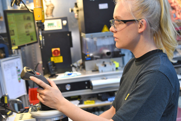 Ung kvinde i produktionen