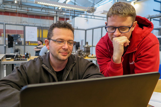 Lærlinge ved computer