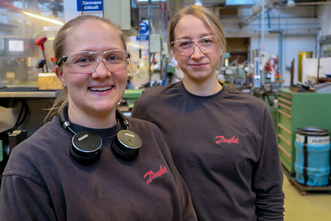 To kvindelige lærlinge i produktionen
