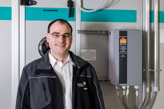 Christian Saier, Projektleiter bei Johnson Controls, im Technikraum der Augenklinik Tübingen
