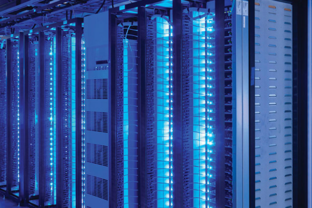 Instalación de servidores - limpieza con agua ultrapura - Danfoss