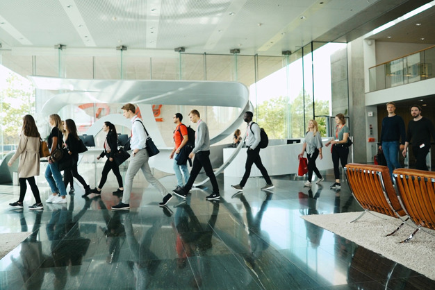 Absolwenci pracujący przy stole