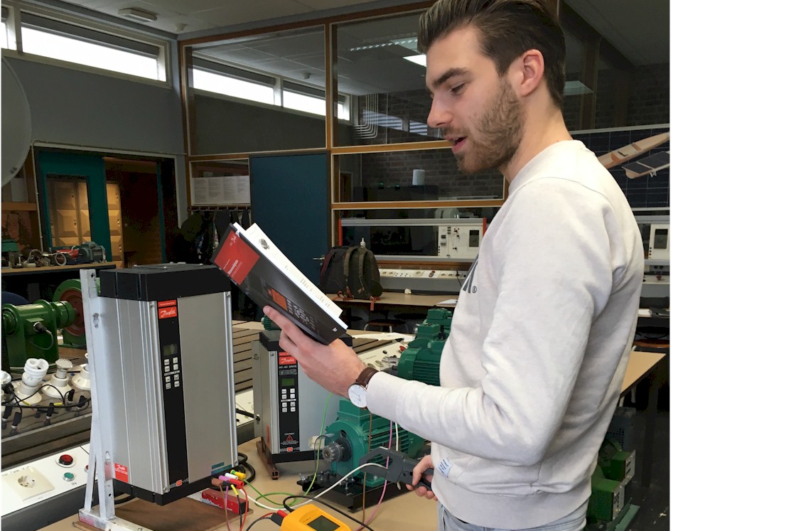 Jip Zoutendijk derdejaars student maakt dankbaar gebruik van Danfoss boek Wetenswaardigheden over Frequentieregelaars
