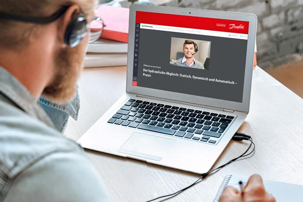 Un homme participe à un webinaire