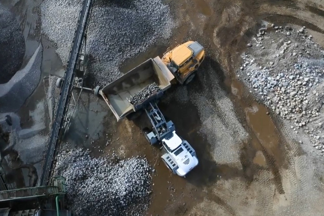 Boom kick out and bucket positioning