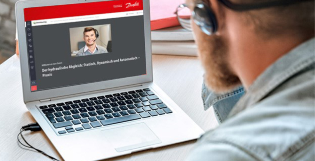 Ein Mann nimmt an einem Webinar teil