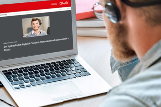 Ein Mann nimmt an einem Webinar teil