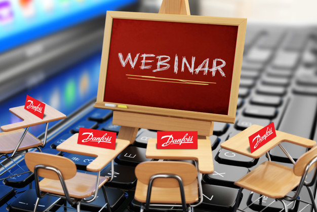 Muž se účastní webináře