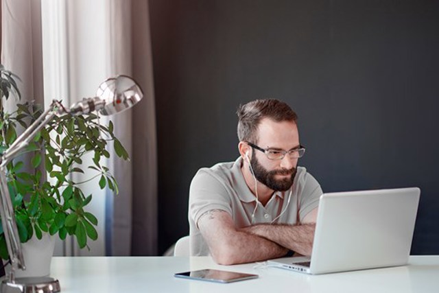 Ein Mann nimmt an einem Webinar teil