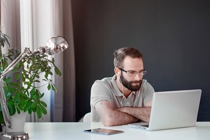 Ein Mann nimmt an einem Webinar teil