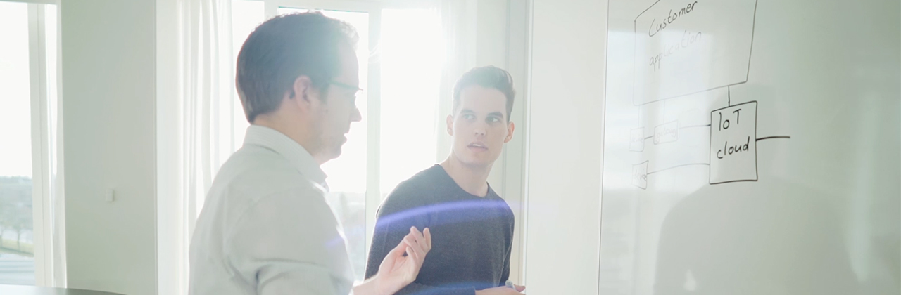 Nicklas, student z współpracownikiem przy tablicy