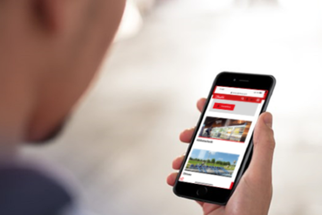 Un hommes avec un smartphone