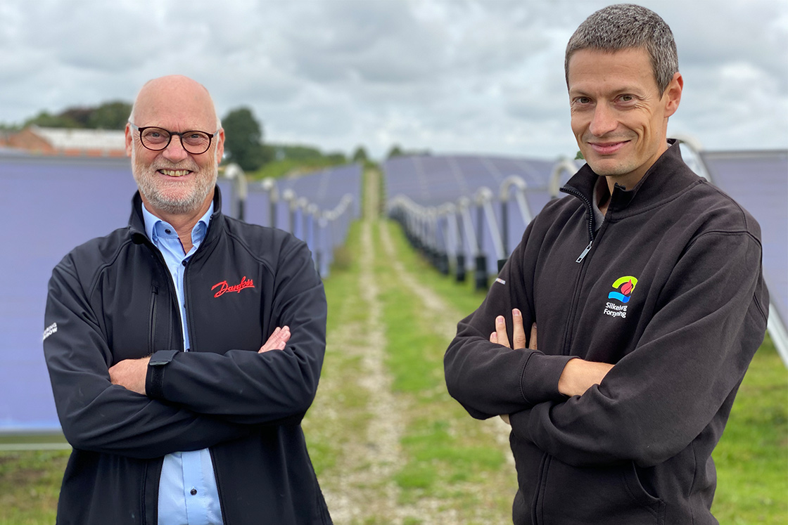 Asbjørn, Danfoss Drives and Per, Silkeborg Solar Heating Plant in front of solar panels