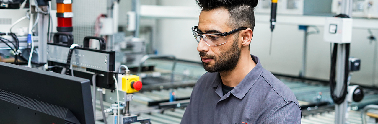 Mød Almothana – elektronik fagteknikerlærling hos Danfoss