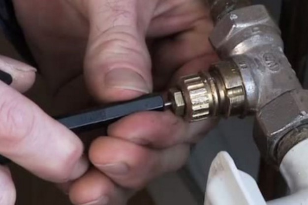 Manipuler le robinet de radiateur Danfoss