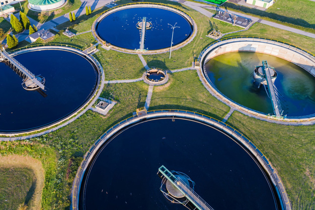 Luchtfoto van een waterzuiveringsinstallatie