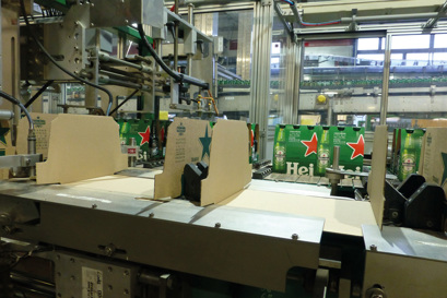 La línea de envases de seis de Heineken está completamente sincronizada y empaqueta 44 000 botellas por hora