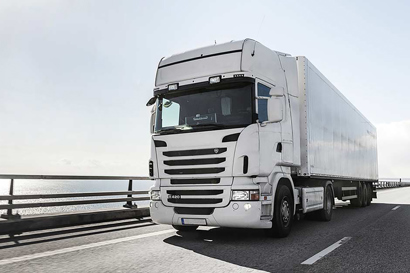 A tractor trailer driving down the highway representing transportation refrigeration solutions by Danfoss