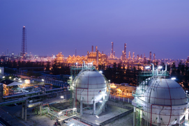 Petrochemical plant at night - Chemical and Petrochemical - Danfoss