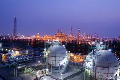 Petrochemical plant at night - Chemical and Petrochemical - Danfoss