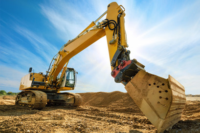An excavator in action at a construction site to demonstrate automatic idling solutions by Danfoss