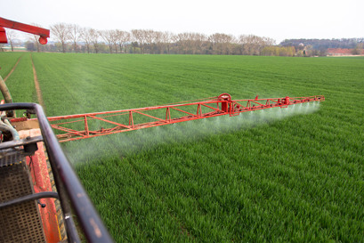 A sprayer in action on a farm for agricultural dispensing system solutions by Danfoss