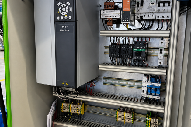 Pohled do přezbrojeného rozvaděče s VLT® FC-302 