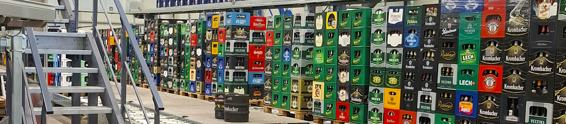 Palletten mit Leergut-Kisten, die unsortiert zurück in die Leergutsortieranlage kommen