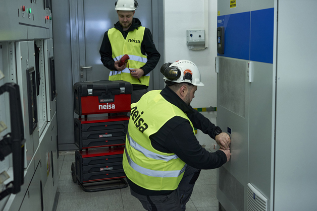 Neisa 公司的两名男士正在进行现场评估