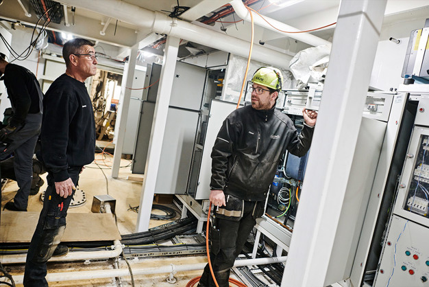 Elektrikere arbejder på elfærgen