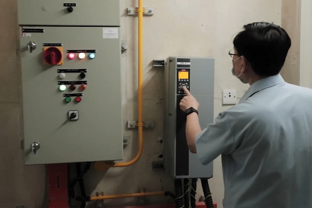 Uomo che programma un convertitore HVAC FC 102