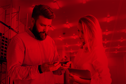 Uomo e donna che guardano uno smartphone