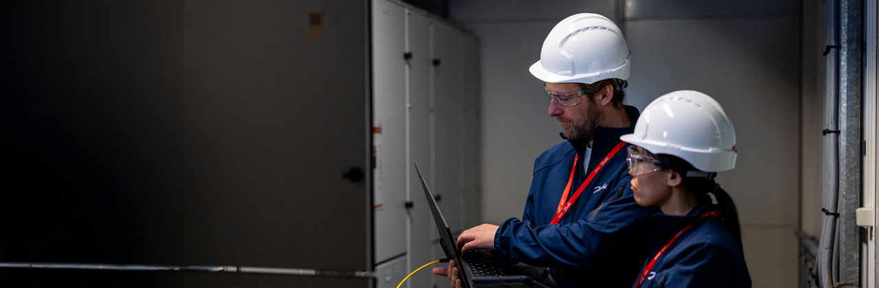 Persona recolectando piezas de repuesto en una fábrica de Danfoss