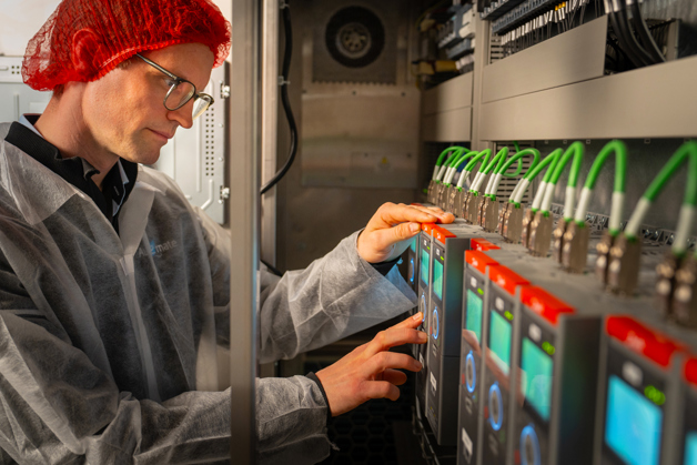 Lars Linnet from Danfoss partner Au2mate working with a line of iC7-Automation drives