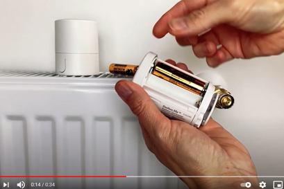 Danfoss Ally™ Radiator Thermostat: How to insert batteries
