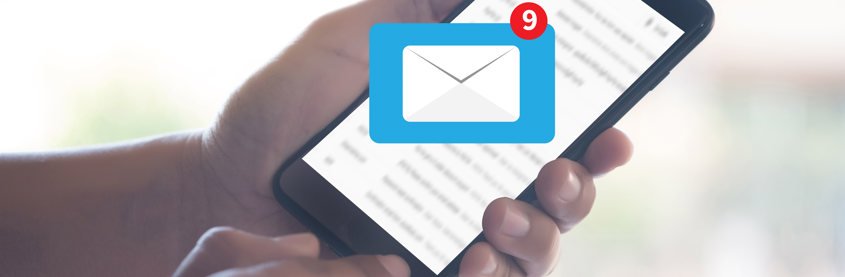 Ein Mann liest Nachrichten auf dem Smartphone