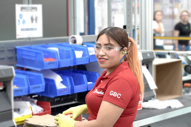 Funcionária da montagem da GBC na fábrica da Danfoss no México
