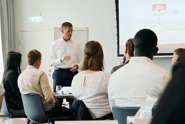 Kim Fausing speaking with young Danfoss talents