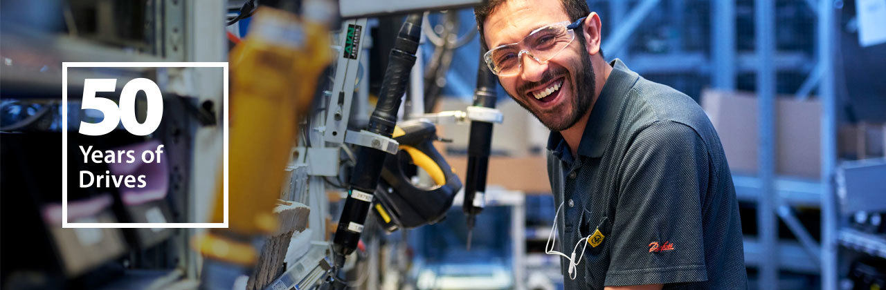 Danfoss Drives on sähkömoottorien muuttuvan nopeudenohjauksen markkinajohtaja. Meillä on maailman suurin määrä asennettuja VLT®- ja VACON®-taajuusmuuttajia sekä vuosikymmenten kokemus monilta eri aloilta.