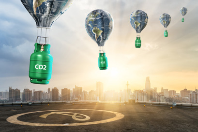 Luftballons mit Gasflaschen angehängt