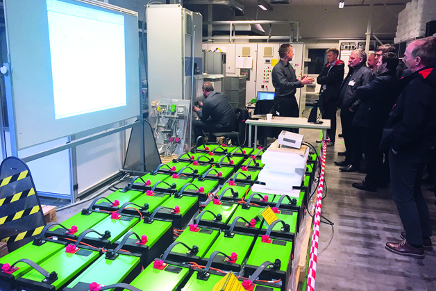 Grupa osób oglądających testy zastosowań w Centrum Doskonałości Danfoss